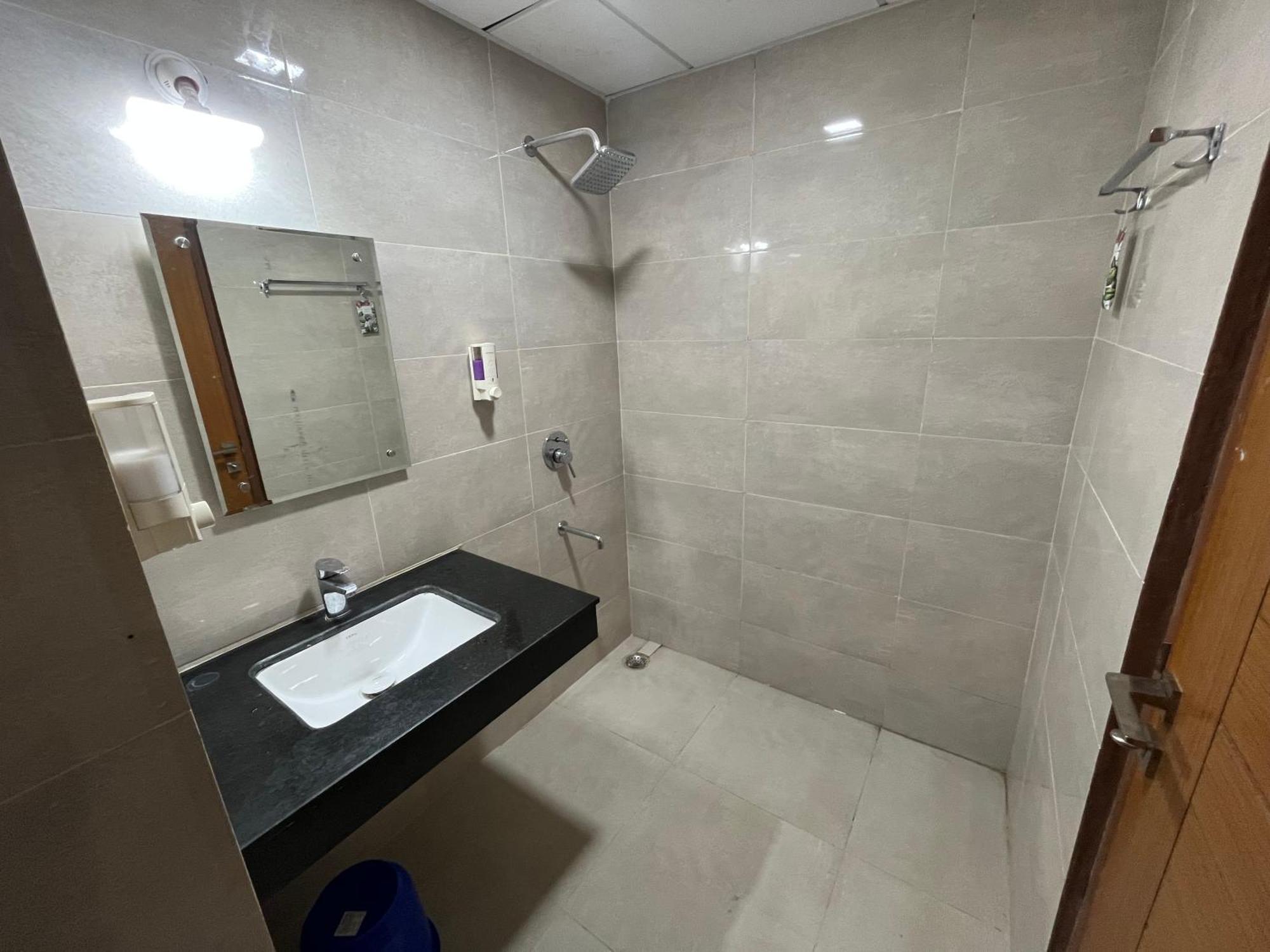Luxuriesstay In Omaxe Hazratganj Apartment